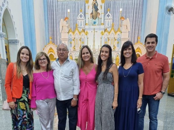 O empresário José de Anchieta com sua mulher Maria Emilia, suas netas Natalia e Isadora, sua nora Silvia e seus filhos Isabella e Alexandre