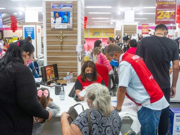 Luiza Helena Trajano atende clientes na mesa do gerente na loja 1, no centro de Franca: incansável, sempre