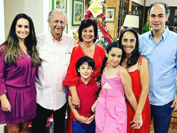 Francisco Rocha e Maria Paula do Val, com os filhos Manuela e Mathias, a nora Carol e os netos Maria Fernanda e Otávio, formam uma família querida na melhor sociedade francana