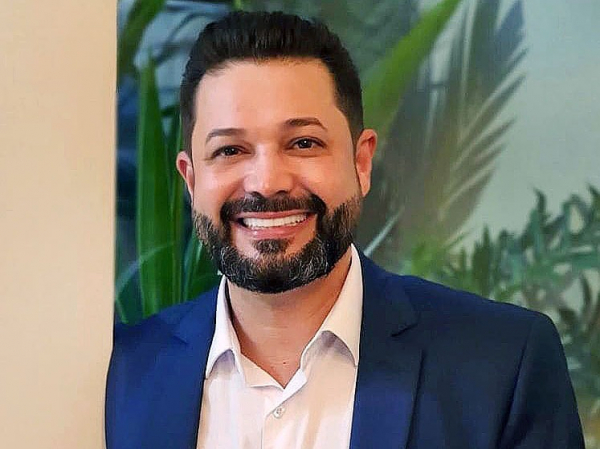 Luciano Marques, gerente do Magazine Luiza (loja matriz) recebeu amigos para comemorar seu aniversário, dia 25/1
