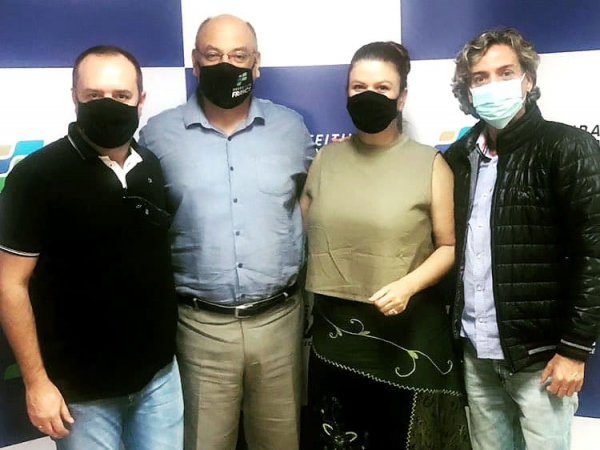 Prefeito de Franca, Alexandre Ferreira, com sua mulher, a primeira-dama Cynthia Milhim, e os colunistas sociais Anderson Pinheiro e Well Miguel, em encontro agradável no Paço Municipal