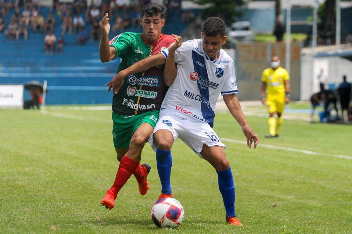 Bola E Sapatas De Futebol No Campo De Jogos Do Futebol Foto de