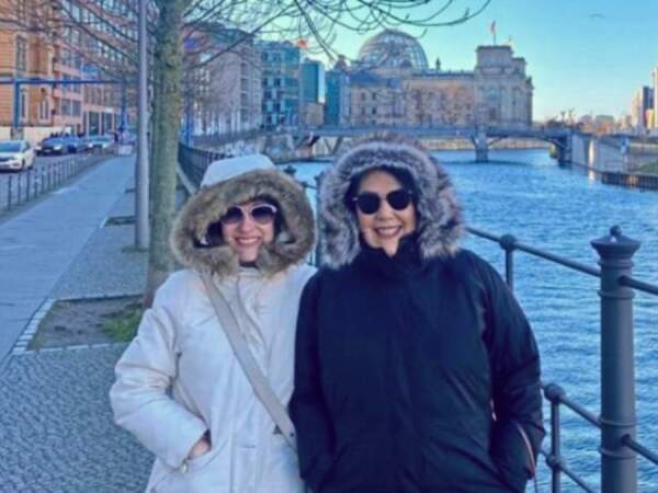 Lívia Franchini com a filha Isabella Franchini Greb às margens do rio Spree, próximo ao Palácio do Reichstag, em Berlim