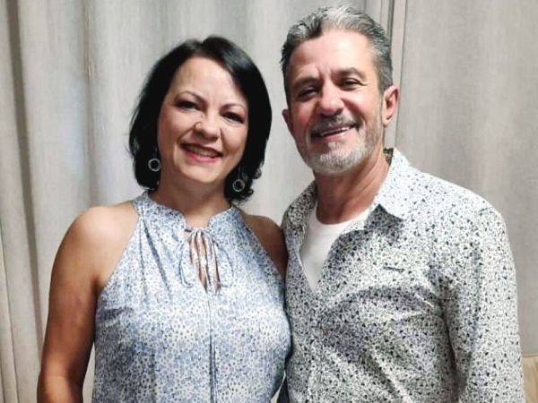 O cabeleireiro Luís Carlos Nascimento (do salão Family) e a mulher, Elisalete, iniciando mais um ano juntos e felizes