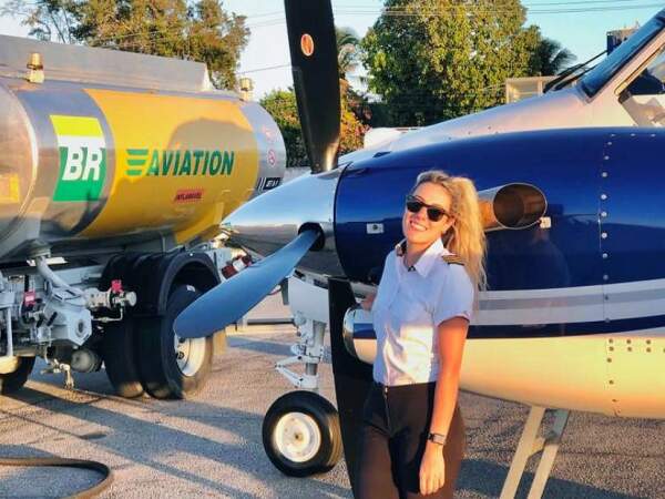 Maria Thereza Alves é piloto de um avião executivo e trabalha no setor de Relações com Investidores da Gol Linhas Áreas