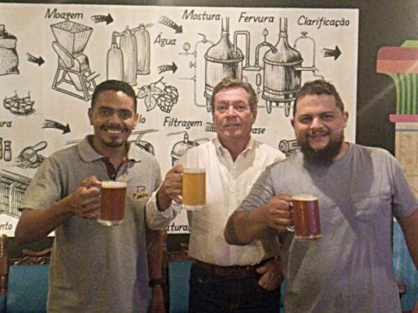 Os sócios Danilo Ferreira e Lauriston Bertelli Fernandes com o cervejeiro da Egípcia, Diego Lopes Borges, em noite de inauguração