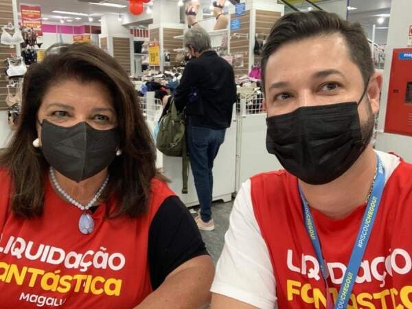 Luiza Helena Trajano e Luciano Marques, gerente do Magalu do Centro, a 'Nave Mãe', flagrados durante o primeiro dia de Liquidação Fantástica