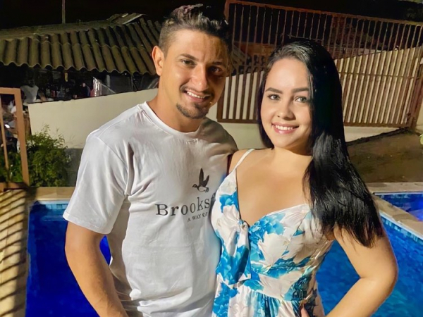 Denilson Spirlandelli e Brenda Oliveira em clima de felicidade plena, no primeiro Réveillon juntos (primeiro de muitos)