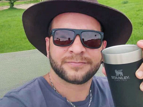 O empresário David Monteiro, no estilo “agroboy”, passou a noite de virada do ano com a família em sua bela chácara