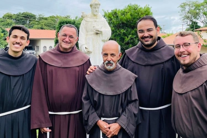 Freis Alef Pavini, João Boga, Ademir Francisco (Neco), José Aécio Oliveira e Eduardo Schiehl, do convento franciscano de Franca