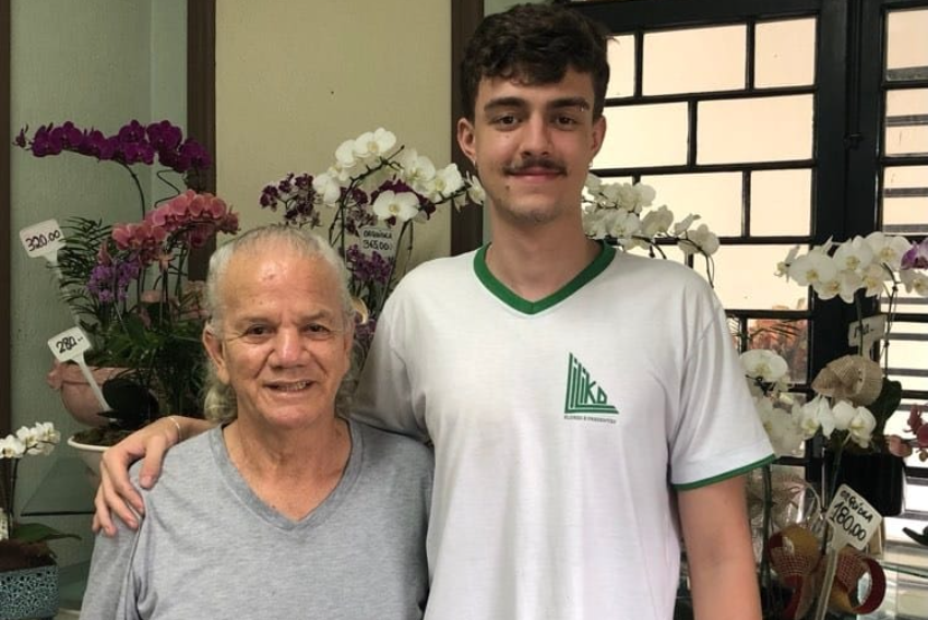 Aureliano de Paula Borges (Liliko) e o neto Gabriel Paes, na prestigiada casa de flores da Rua Frederico Ozanan
