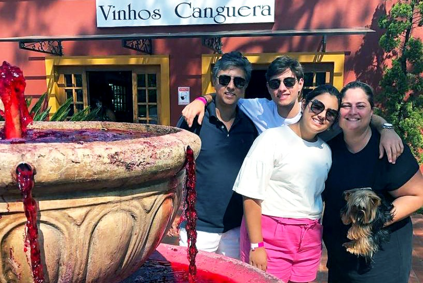 Marcela e Marco Aurélio Cunha, junto com os filhos Luísa e João Pedro, visitaram a Rota do Vinho em São Roque