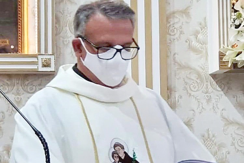 Reitor do Santuário Santo Antônio de Franca, Mons. José Geraldo Segantin, momento em que assinou sua posse dia 18/2