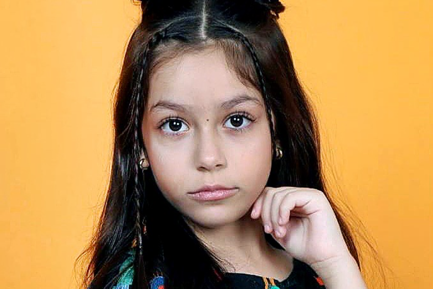 Fofíssima Valentina Anawate assina contrato com a agência Vogue, de São Paulo  