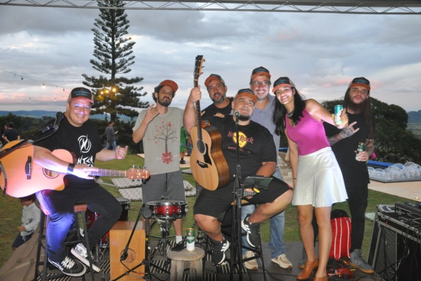 A empresária Bia Zamikhowsky Faria comemorou seu aniversário em festa animadíssima. Na foto, Bia com o marido, Leone Faria, Digão e os Raimundos