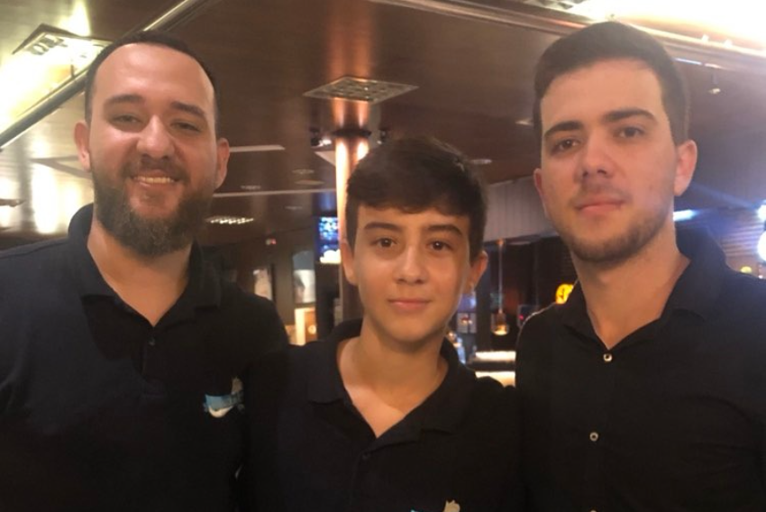 Luiz Felipe, Gabriel e Gustavo (do casal Alessandra e Sergio Freitas) não abrem mão de mostrar que vestem a camisa da Raposa do Ártico