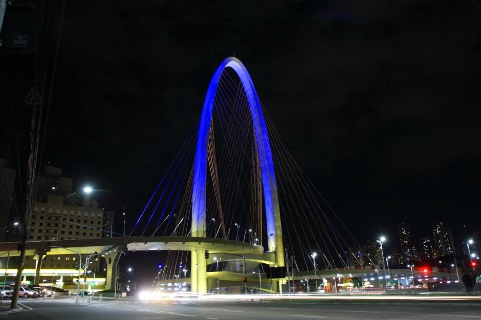 Ponte estaiada com as cores da Ucrânia em São José