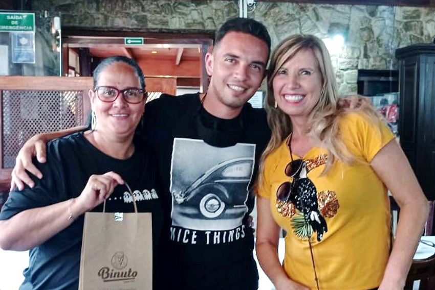 Rose Victal presenteou a equipe do Faustão com os famosos doces Binuto. Na foto, a líder da turma de Franca com os produtores Claudinha e Marquinho