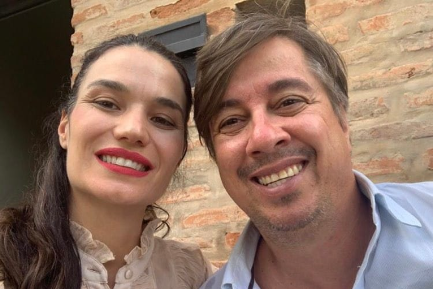 Bia Zamikhowsky (click com o marido Leone Faria) recebe convidados especiais para a comemoração de seu aniversário