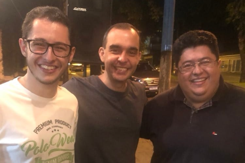 Logo eles estarão juntos se apresentando na noite francana: os músicos Arthur Bolela, Leonardo Diniz e André Bolela