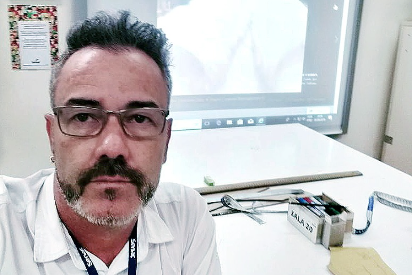 Designer e professor de moda, corte e costura, Franco César Barbosa se prepara para iniciar as aulas no Fussol