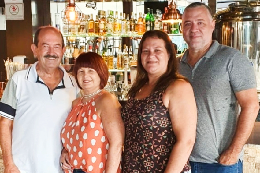 Casais Rosinha e Leonel Aylon e Alessandra e Sergio Freitas organizam uma animada feijoada