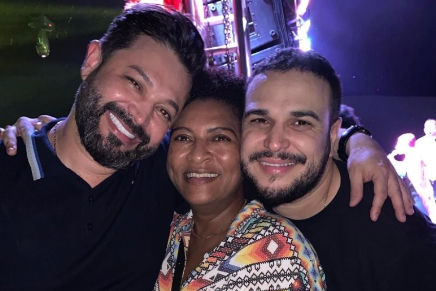  Ladeada pelos amigos Luciano Marques e Thiago Esteffanato, neste click, está a promoter Eliara Alvez