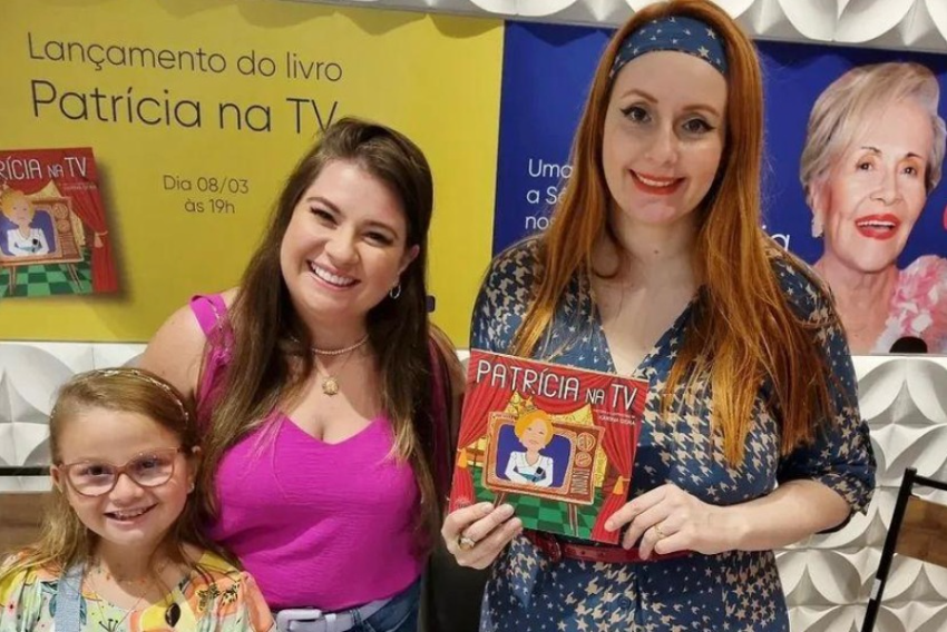 Karina Gera em foto especial com Isa Rossato, representante do Colégio Toulouse Lautrec, patrocinador oficial do livro, e a pequena Maria Fernanda 