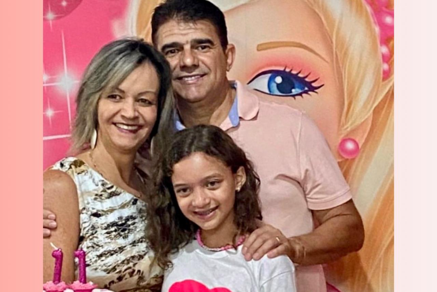 Helena Oliveira, com os avós Silvia e Beto Oliveira, em sua festa de aniversário