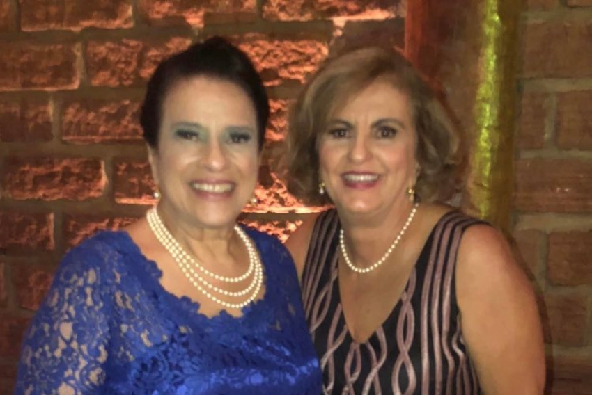 Maria Rita Lélis Charanek, aniversariante de domingo (6), e a amiga Mônica Cossi em badalado casório, semana passada