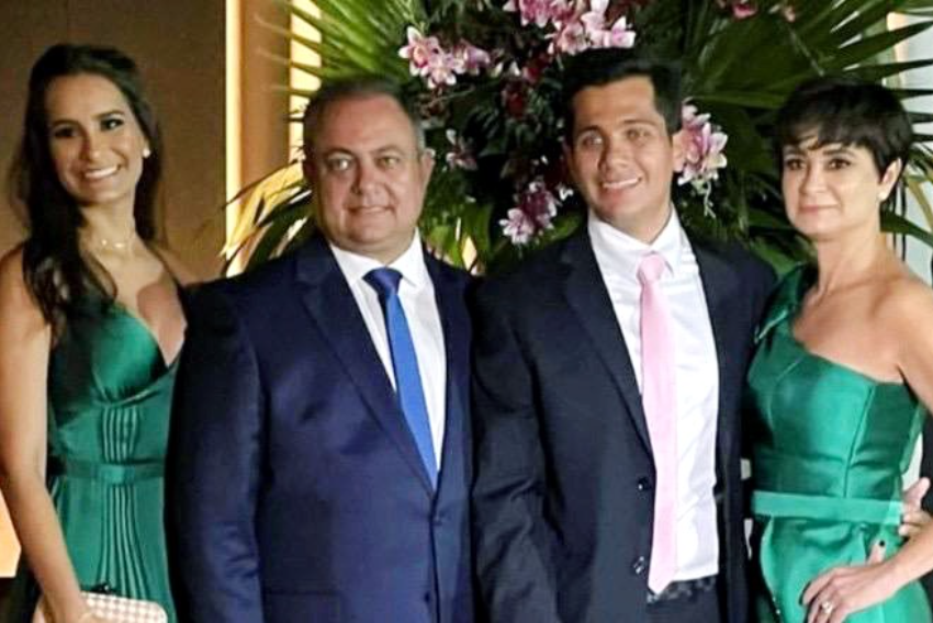 João Pedro Arantes com os pais, Juliano Arantes e Regiane, e a irmã Maria Laura em noite de formatura