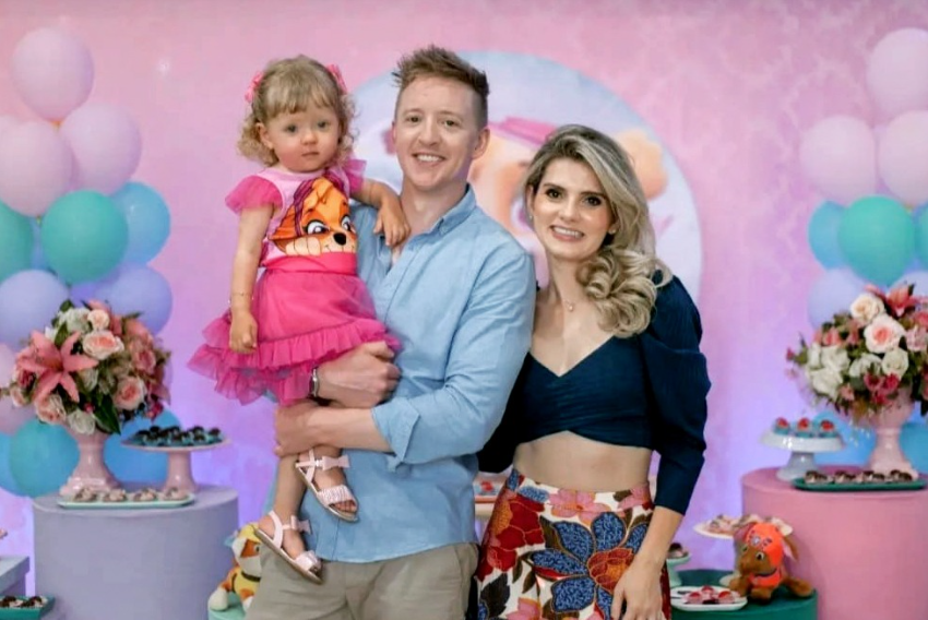 A publicitária Thati Luiz passa temporada no Brasil com o marido, Cian Kerrigan, e a linda Sophia. 