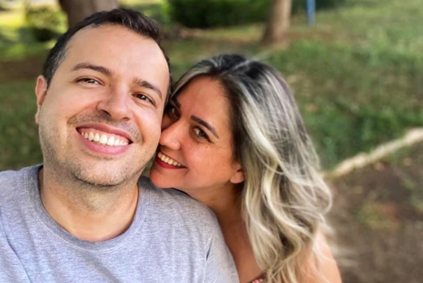 O gente boa Neto Gonçalves (na foto com a mulher, Rose) está vibrando com o sucesso de suas pizzarias