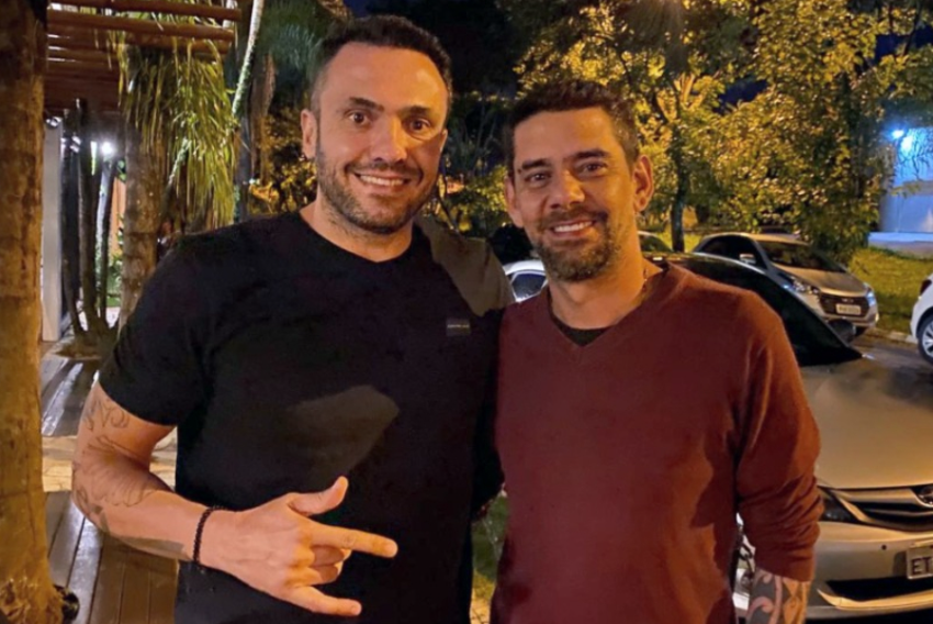 O DJ João Camilo Ribeiro, animado com a retomada dos eventos, em bate-papo com o gerente comercial e de marketing da empresa D´Lacerda, Ricardo Lacerda, em clique especial para coluna.