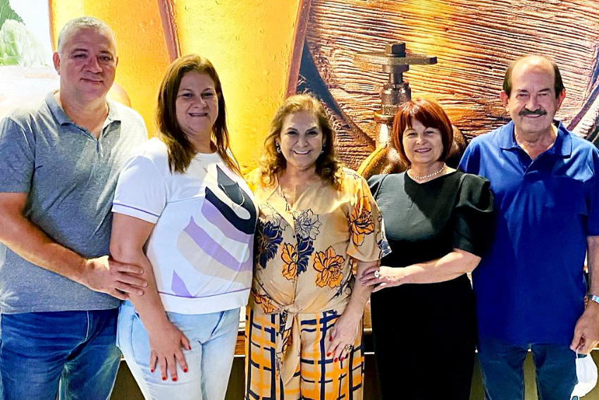 Os casais Alessandra e Sérgio Freitas, Rosinha e Leonel Aylon e a madrinha do evento Noedi Freitas comemoram o sucesso da próxima edição da Feijoada da Raposa. 