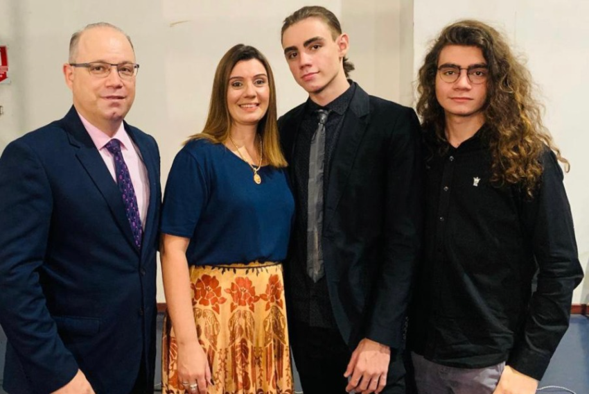 Cercado dos pais, Marcelo Reis e Anelise Antonieti Reis, e do irmão Gabriel, o jovem João Vítor comemora sua aprovação na Universidade Federal de Uberlândia