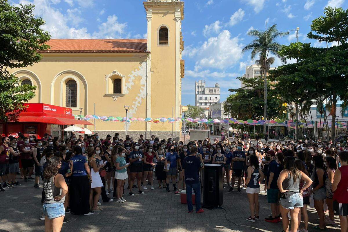 Ato de alunos de Medicina da Unitau contra oferecimento do curso no Campus de Caraguatatuba