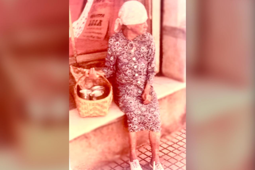  Em foto datada de 1981, Zina aparece passeando pelas ruas de Batatais carregando uma cesta de vime em um dos braços. 