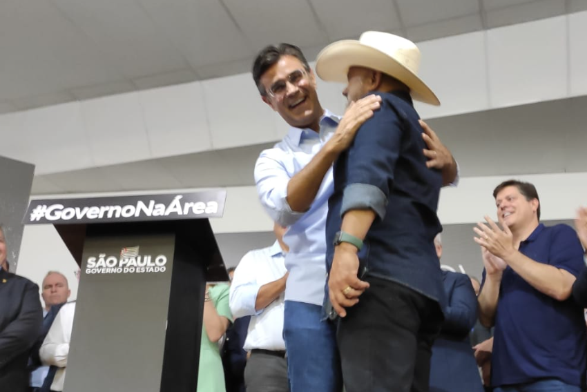 Governador Rodrigo Garcia cumprimenta o cantor sertanejo Rionegro