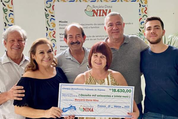 Rosinha e Leonel Aylon (do Dona Nina) receberam o cheque das mãos de Gustavo e Sérgio Freitas (da Raposa) e dos padrinhos do evento, Noedi e Samuel Freitas. 