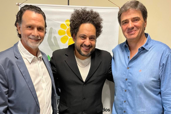 Presidente da Apae de Franca, Agenor Gado, e o vice-presidente, Toninho Salloum, com o violonista Diego Figueiredo.