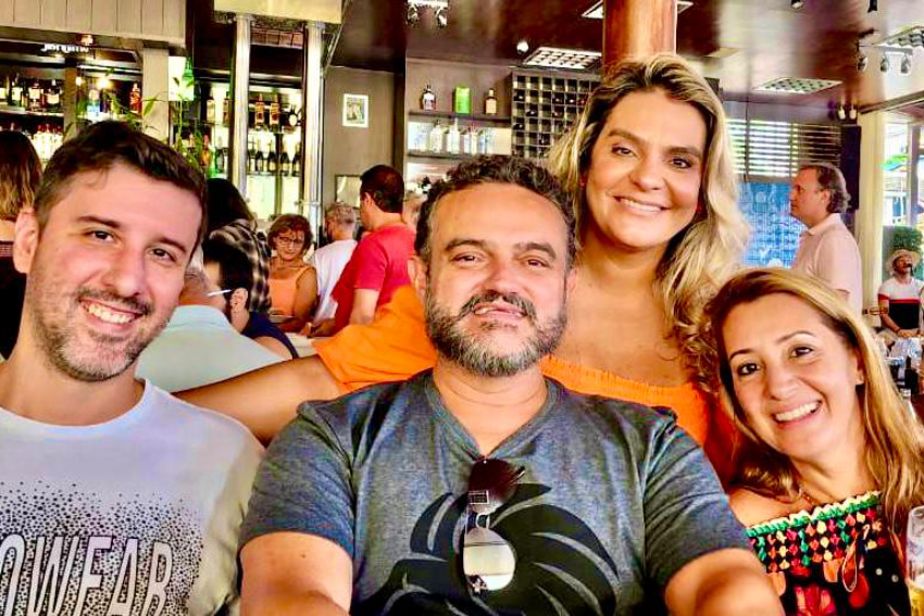 Fernanda e Rogério Castro aproveitam os momentos de folga para recarregar a bateria em família. Nesta foto, com os primos Rodrigo Merino e Valéria Merino