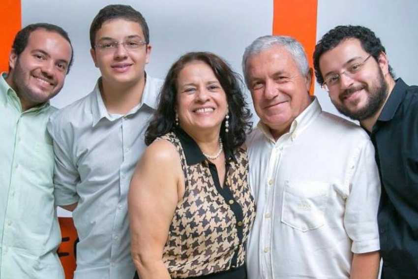Com os pais, Maria Rita e Kamel, e o irmão Said, estão Kalil Charanek e Nasser Charanek, diretores do CFT