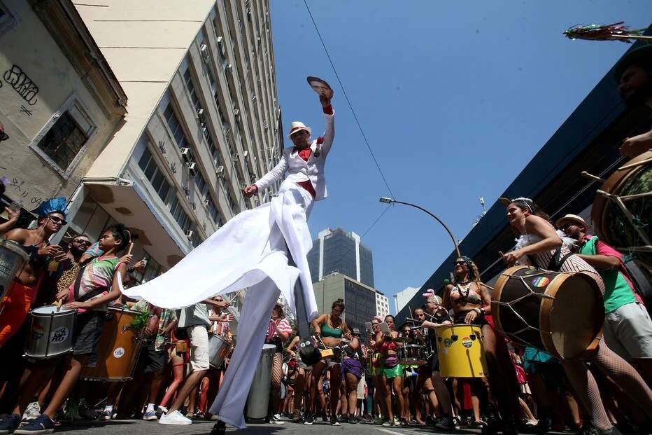 PELAS RUAS CARIOCAS No Rio de Janeiro, o carnaval em abril também ganhou as ruas. Sem permissão e sem
proibição para desfilar, os foliões enfrentaram dificuldades provocadas pela inexistência de apoio oficial – por exemplo, falta de
banheiros – para se di