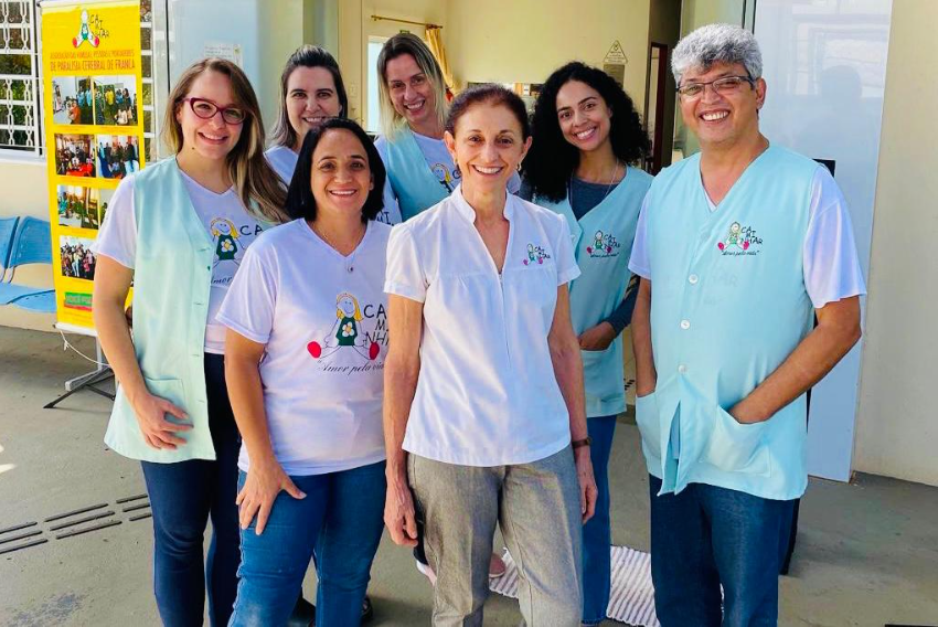 Bete Salloum, uma das fundadoras, diretora e incansável voluntária, comemora junto com a sua equipe os 25 anos da Caminhar