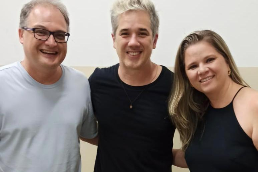 Empresário Rafael Junqueira e sua mulher Angélica em clique especial com o cantor Rogério Flausino (Jota Quest)