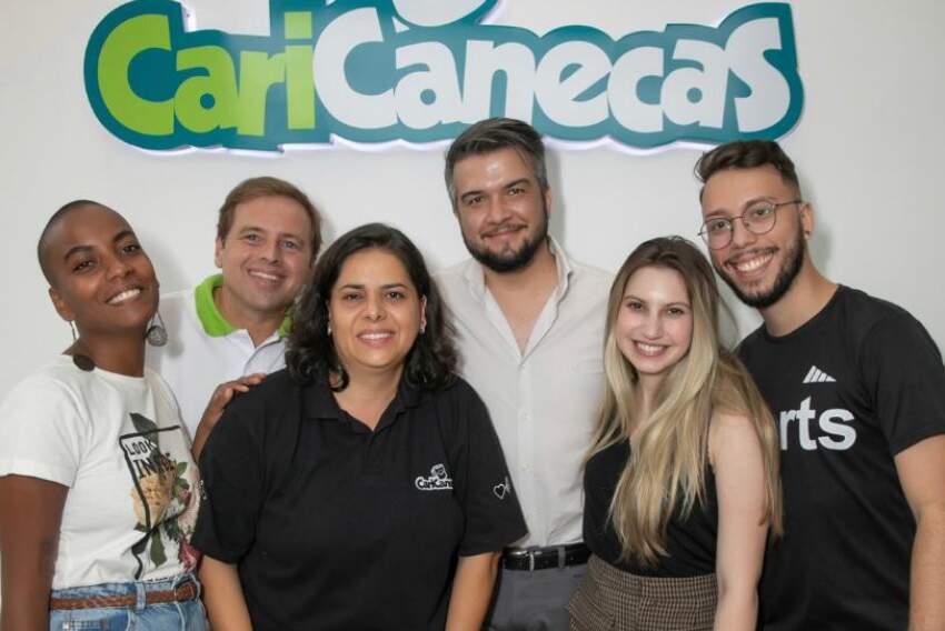 O casal diretor da GironFranca Caricanecas, Erica Prieto e Eduardo Giron, com o fundador da franquia, Dinho Medeiros, e parte da equipe: Giulia, Mari e Luque.