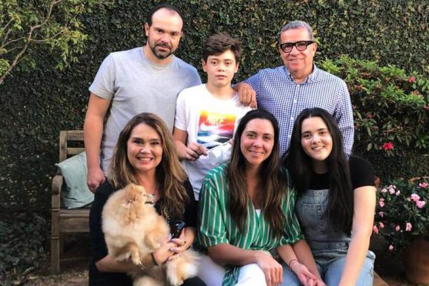 Em momento de descontração, José Celso Ramos, o Bota, com o filho Bruno, a nora Fernanda, os netos Clara e Tom, e Heloísa Pogetti.