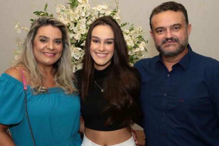 O aniversariante da semana advogado Rogério Barbosa Castro, com sua esposa, Fernanda, e a filha Isa. 