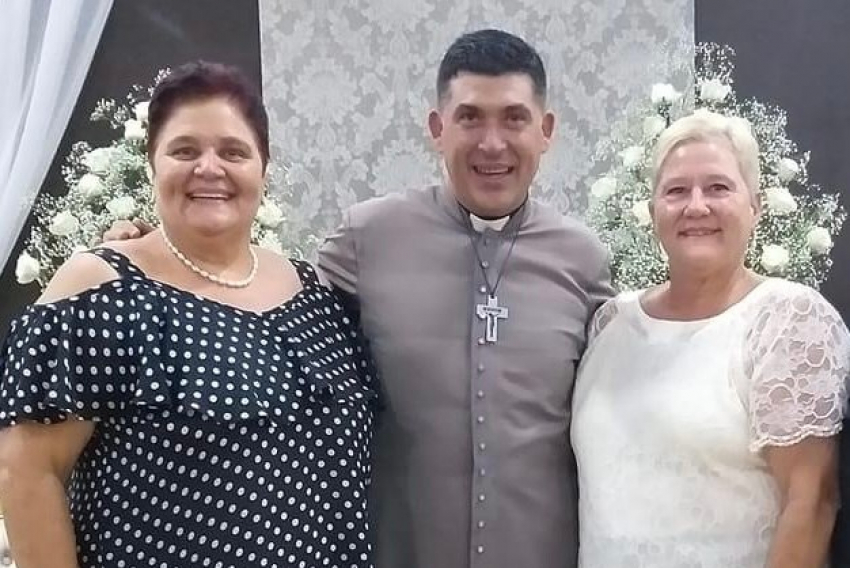 Talentosas Marina Bereta e Paula Bereta (na foto com o padre Dalmácio) assinam delícias todas as sextas-feiras